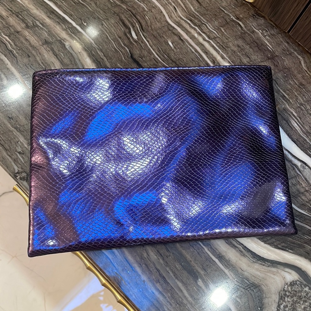 La Prairie Blue electric embossed Makeup case💙